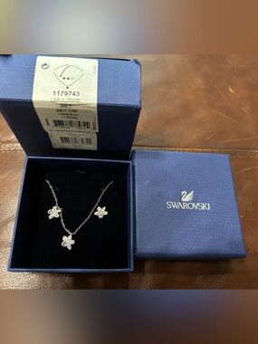 NIBWT Swarovski Tuberose Pendant/Earrings Set